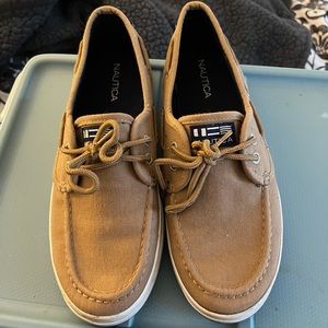 Brown/khaki colored náutica shoes